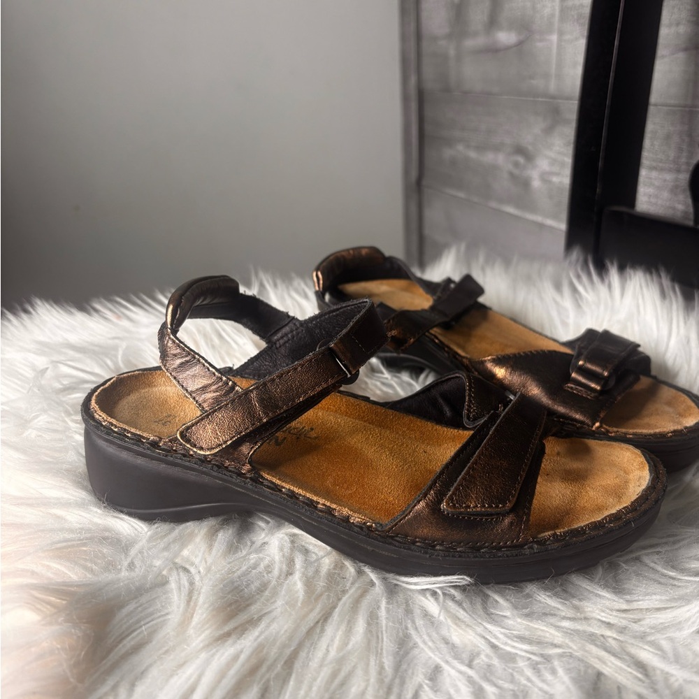 Naot leather comfort orthopedic walking Shiny Bronze strappy Sandals